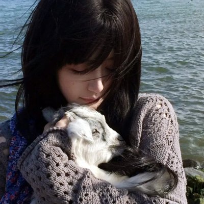 一线女星又出大瓜：素颜现身菜市场，经纪人连夜公关，凌晨